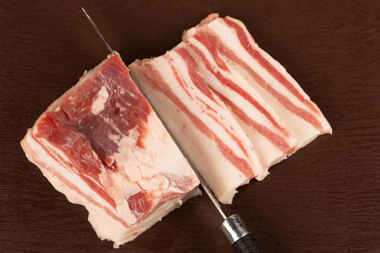 В московском ресторане уволили официанта за подачу сала мусульманским гостям В московском ресторане уволили официанта за подачу сала мусульманским гостям