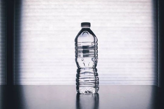 В США ребенок попал в больницу после шести выпитых бутылок воды В США ребенок попал в больницу после шести выпитых бутылок воды