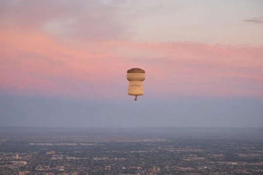 Moët & Chandon запустил гигантский воздушный шар, стилизованный под пробку шампанского Moët & Chandon запустил гигантский воздушный шар, стилизованный под пробку шампанского