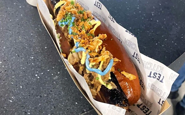 На стадионе футбольного клуба «Эвертон» подают синий кетчуп