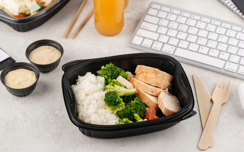 Ученые нашли микропластик в организме у студентов, часто заказывающих еду навынос