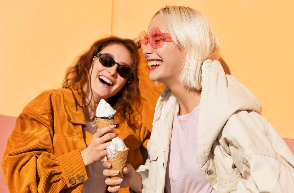 Счастливые девушки с мороженым / Источник: freepik.com