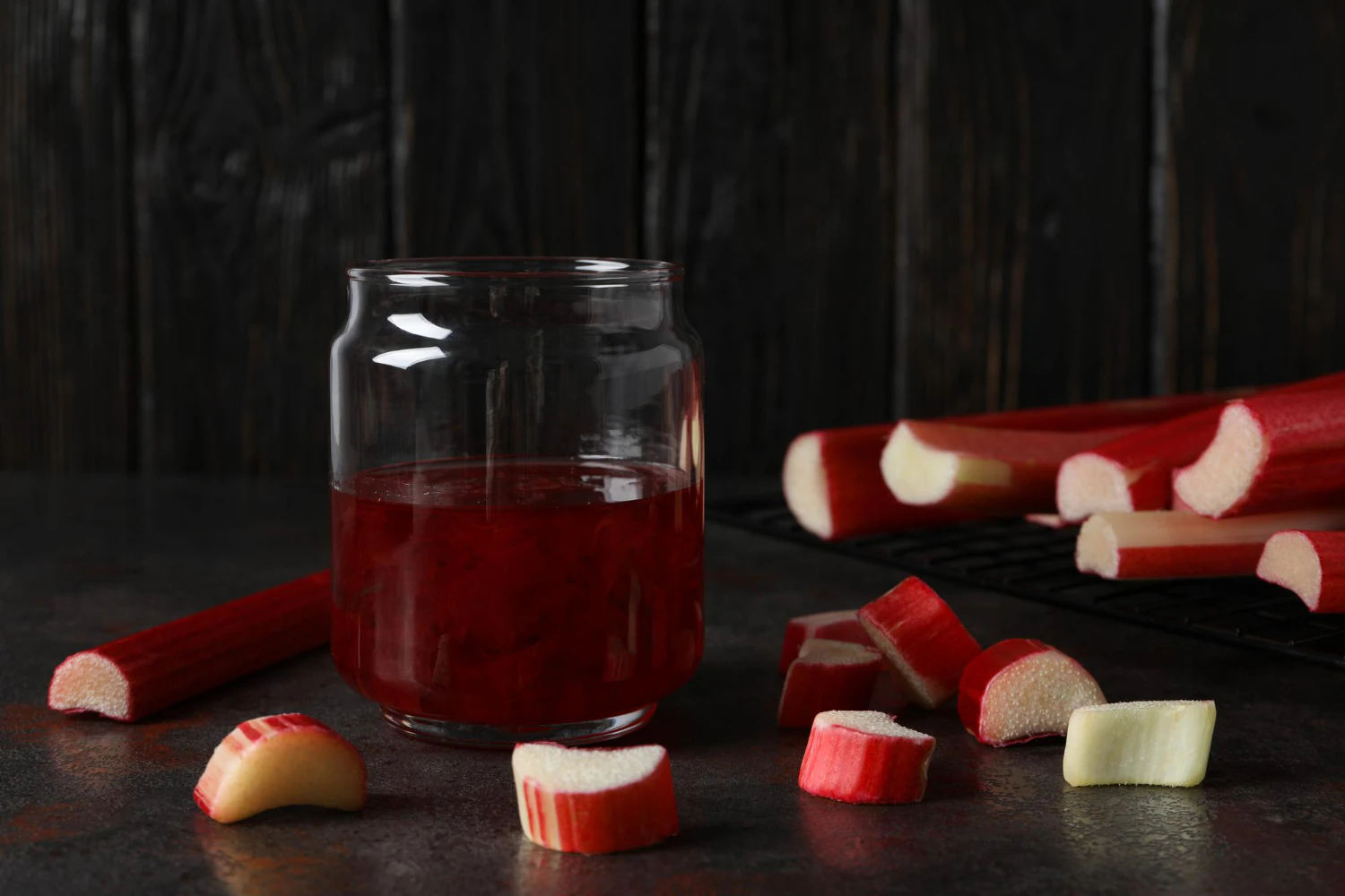 Компот из ревеня / Источник: freepik.com, автор: atlascompany