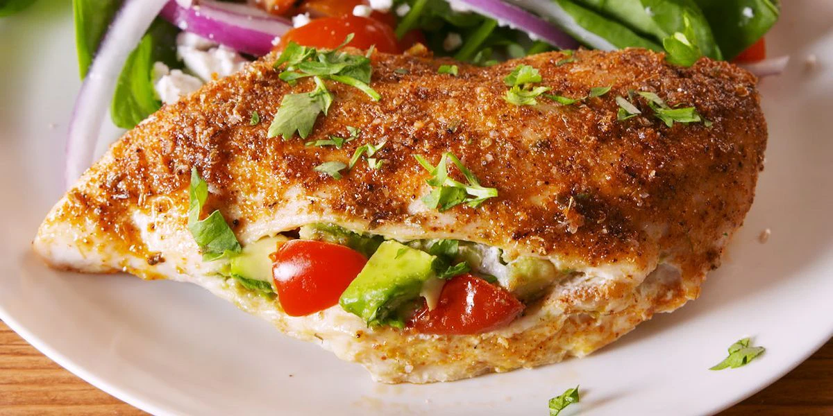 Курица, фаршированная салатом с авокадо