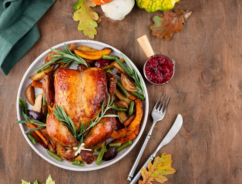 Запечённая индейка на день благодарения / Источник: freepik.com