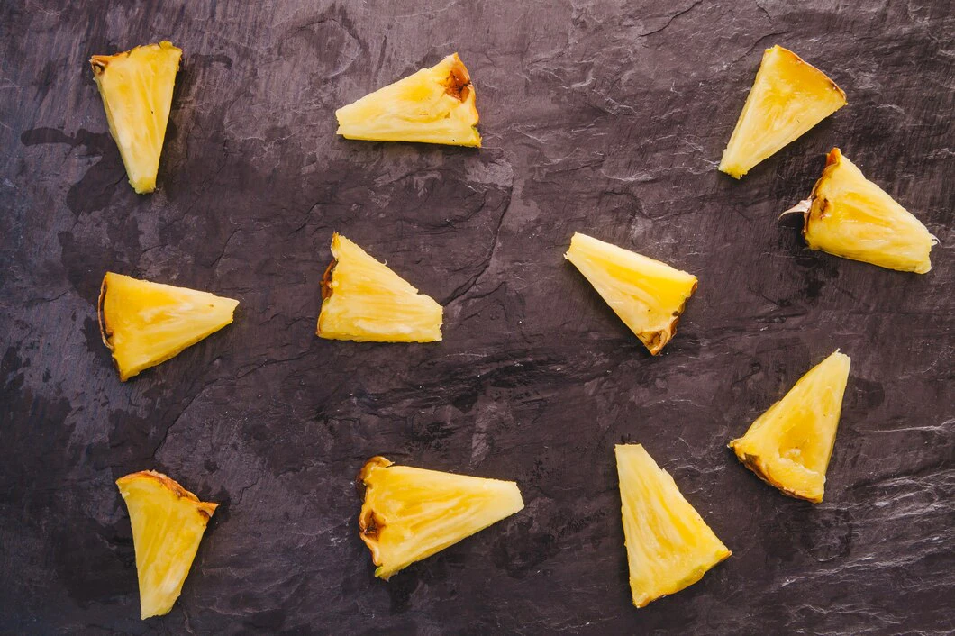 Ананас нарезанный кусочками/Источник:freepik.com