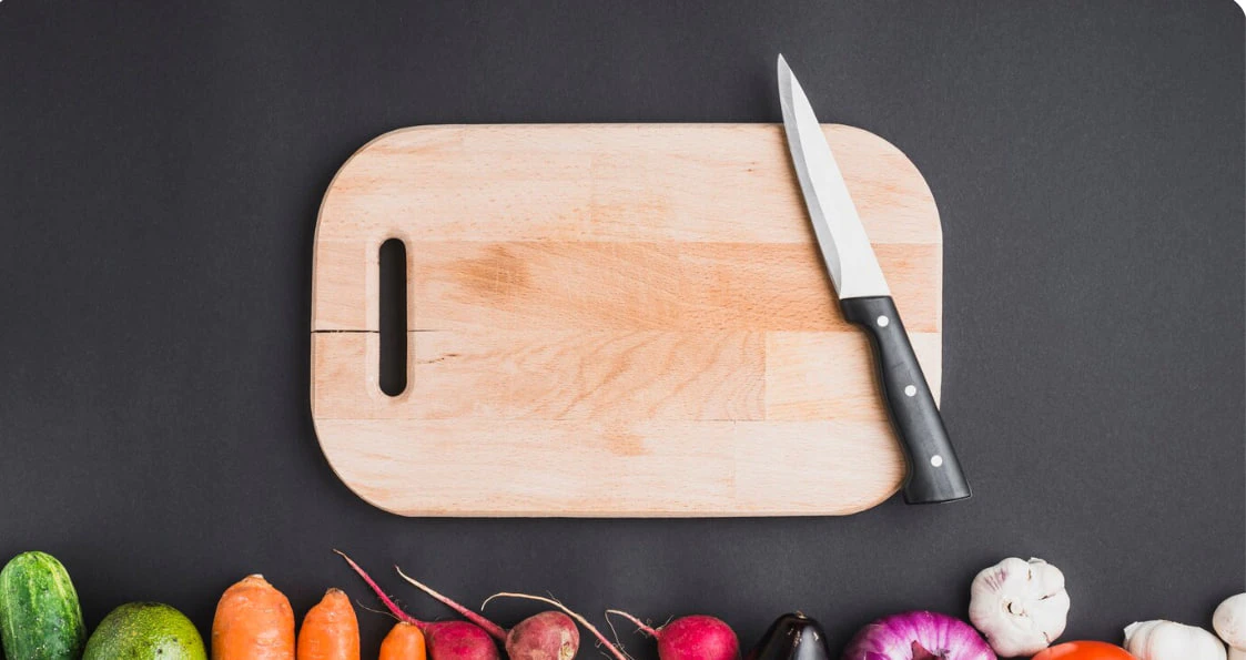 Острый нож и разделочная доска/Источник:freepik.com
