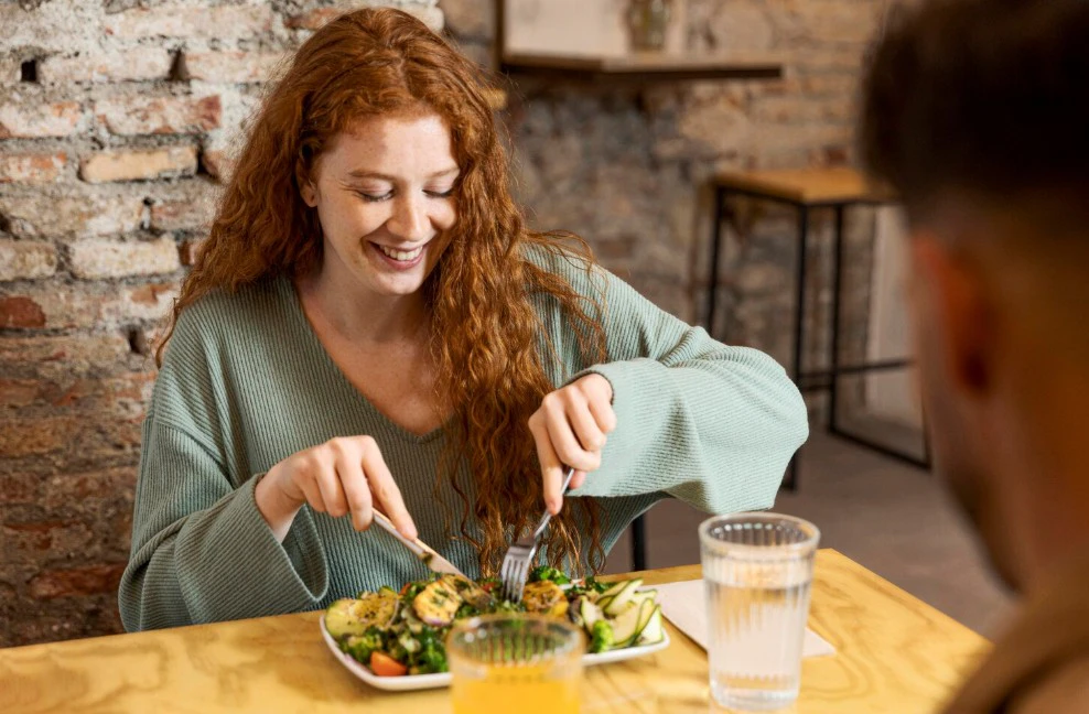 Радость от вкусной еды / Источник: freepik.com