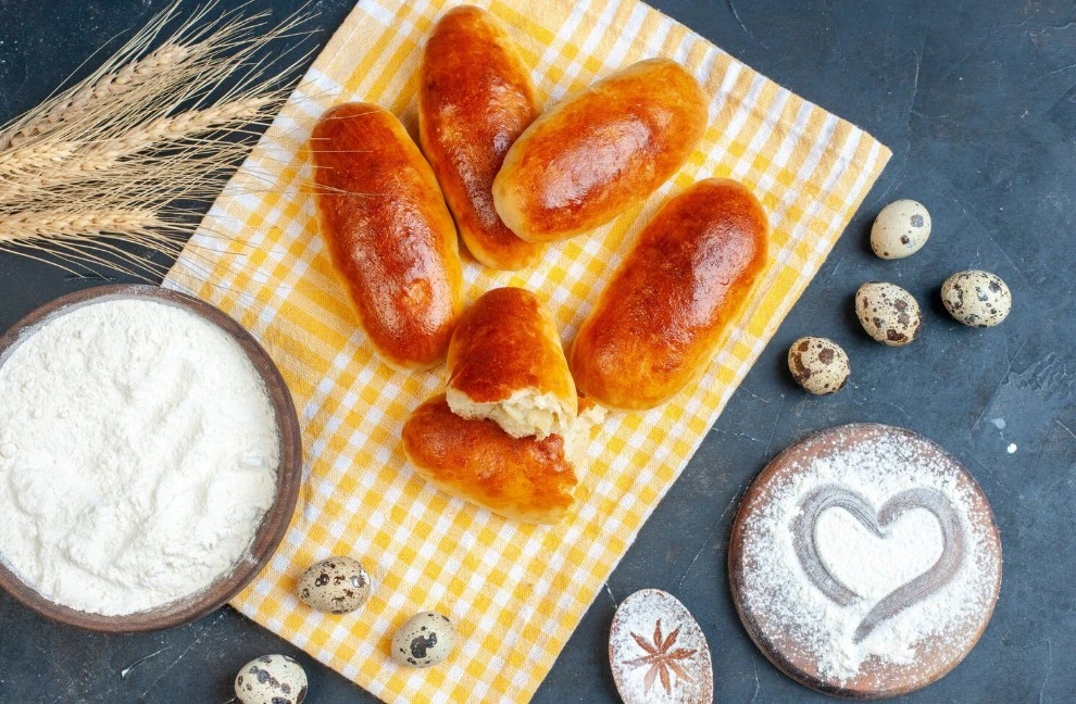 Пример ностальгической комфортной еды – домашние пирожки / Источник: freepik.com, автор: KamranAydinov